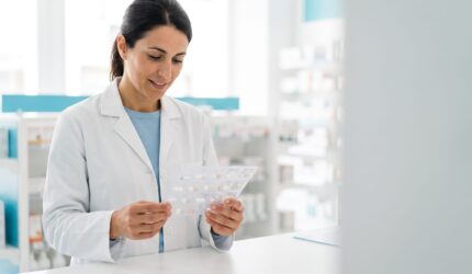 Farmacéutica preparando blísteres SPD para los residentes de un centro geriátrico